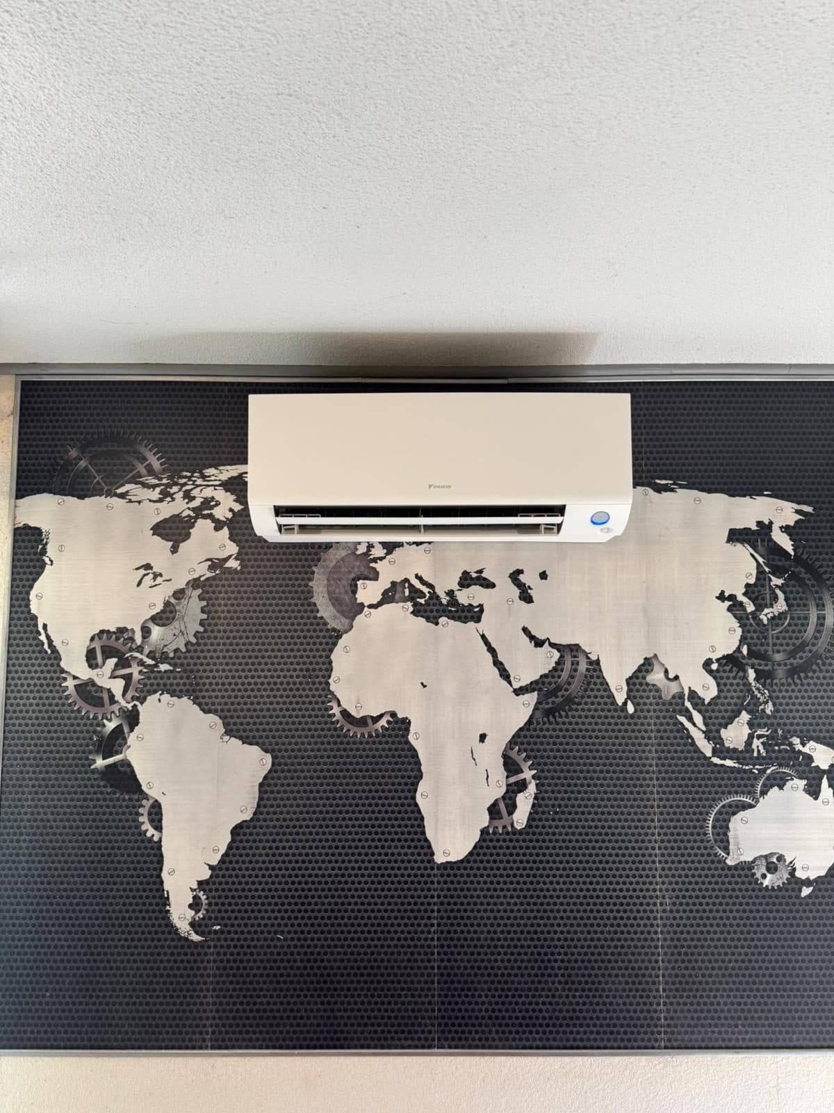 Unité murale de climatisation Daikin installée en hauteur dans un local professionnel